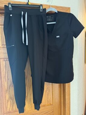Figs Black V-Neck Scrub Top with Black Jogger Pants